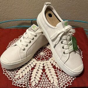 Cariuma White Canvas Sneakers